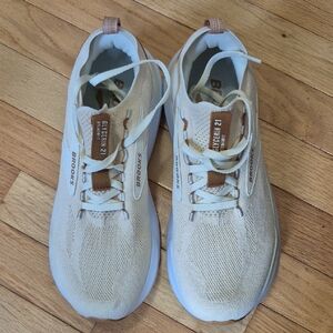 Brooks Kids Shoes in Cream